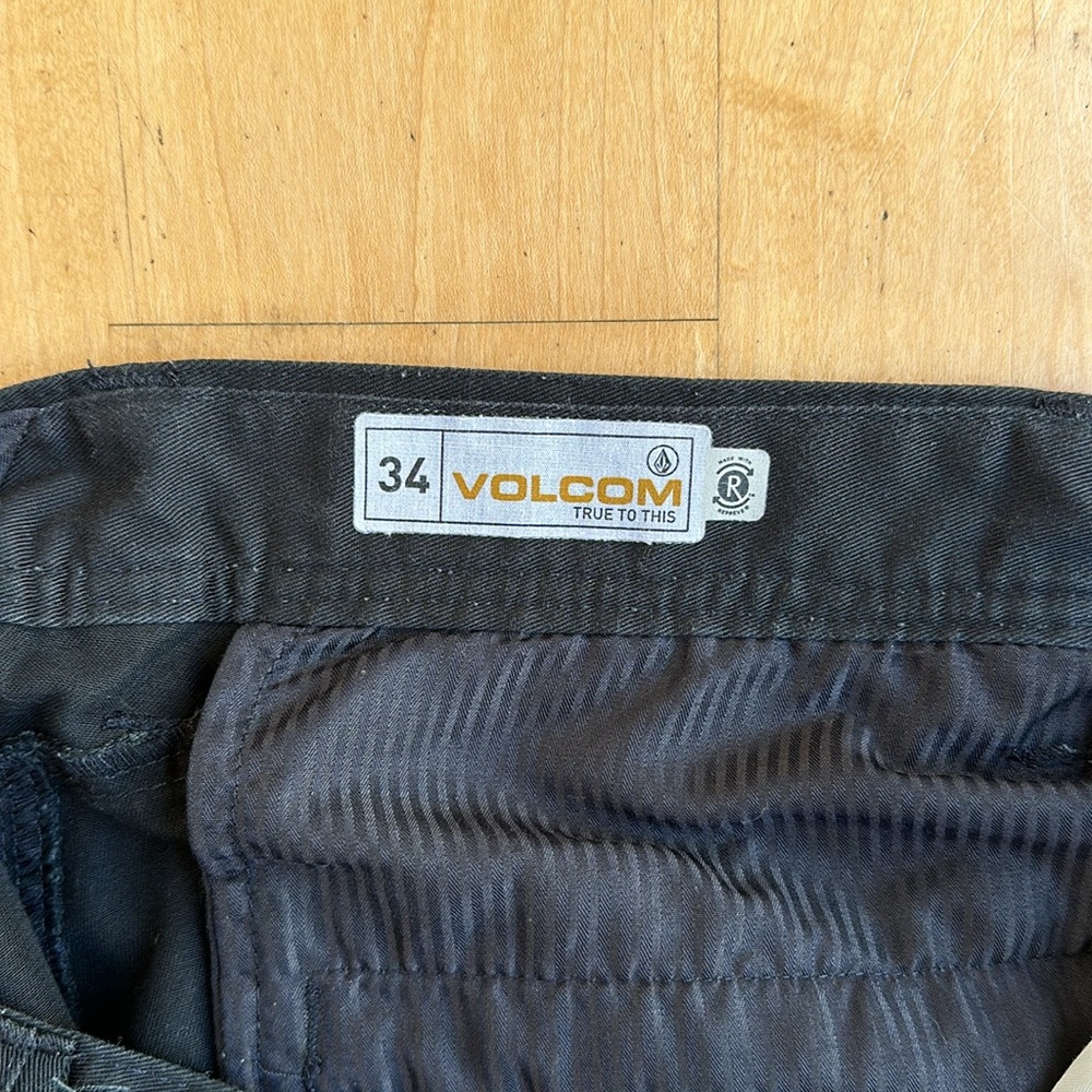Volcom flat front shorts. - Picture 3 of 3